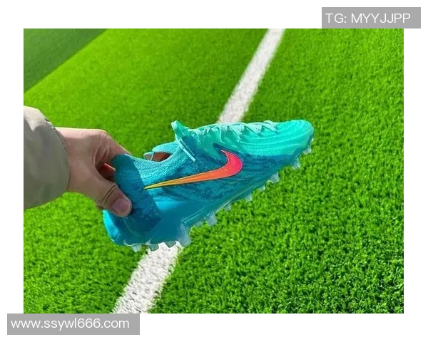 球星上脚暗煞足球鞋炫酷亮相 引领赛场风潮展现独特魅力 球星上脚暗煞足球鞋炫酷亮相 引领赛场风潮展现独特魅力